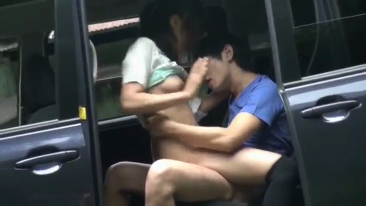ドライブ中に車を適当に止めて、欲情に身を任せまぐ合う男と女。 だが、その場所は他人の私有地。 彼等の前に現れた地主は…。
