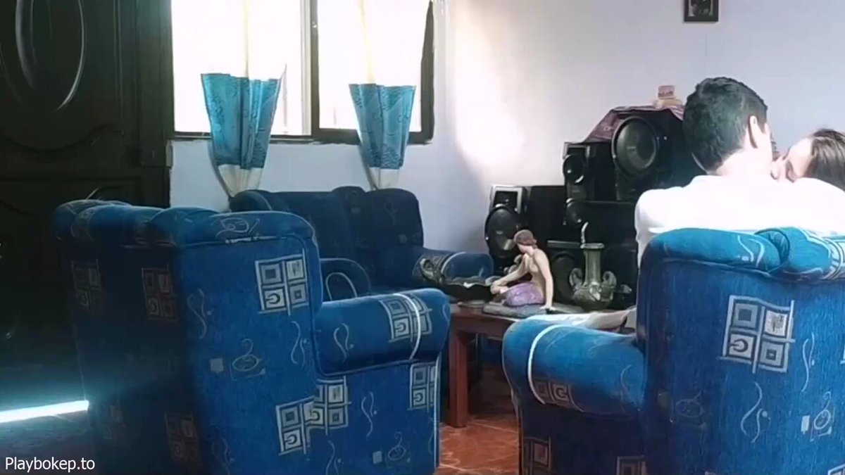 Selingkuh dengan teman suami di ruang tamu