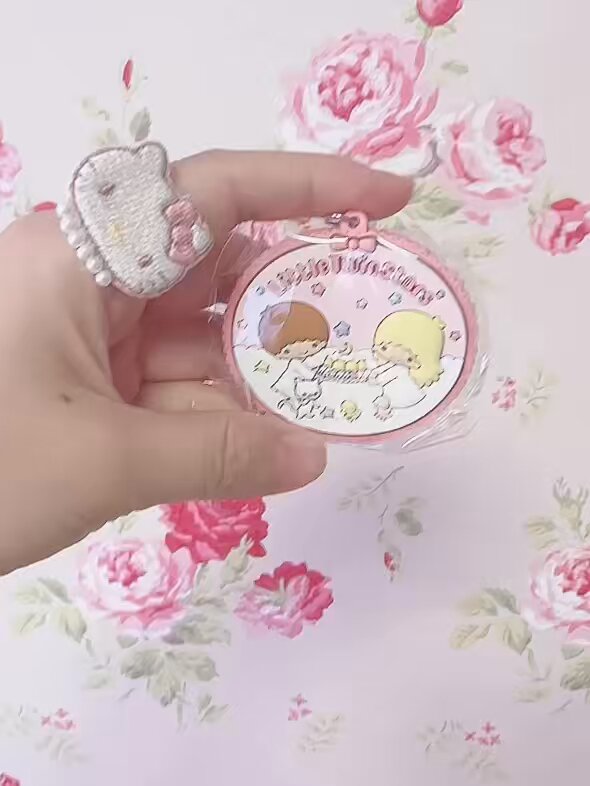 伊勢丹 salon de nonaコラボ ニャニィニュニェニョン ポーチ ニャニィニュニェニョン×佐藤すみれ フラットポーチ | 佐藤