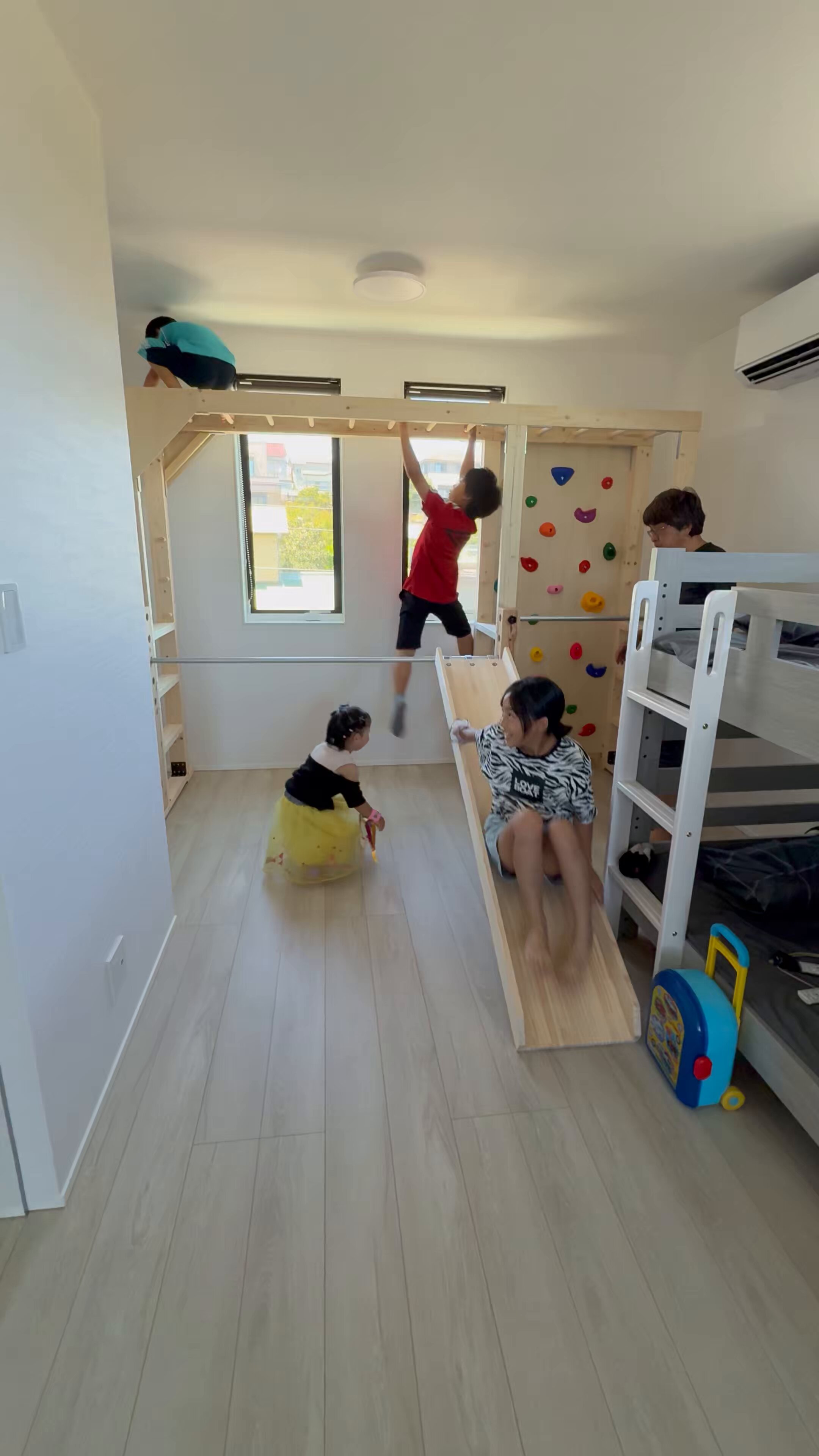 室内うんてい　室内遊具　雲梯　アリサラのうんてい屋さん ⚽️アリサラのうんてい屋さんは、室内うんていやボルダリングを