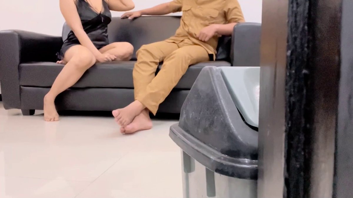 Istri jual diri saat suami lagi sedang kerja