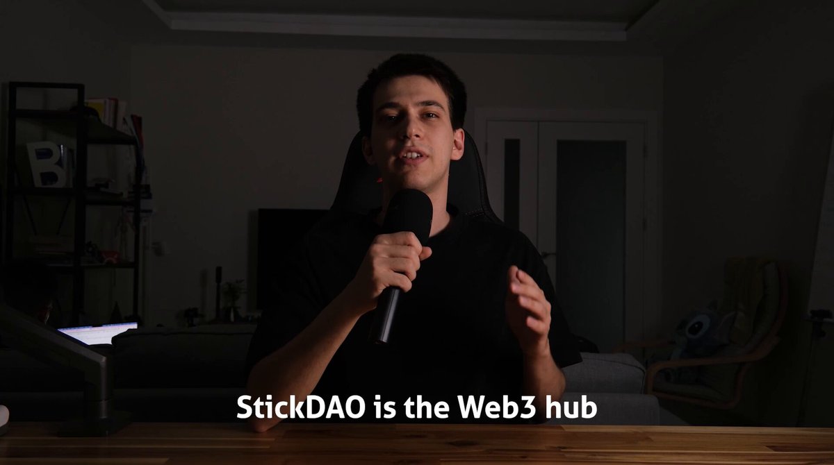 StickDAO创始人在麦克风前发言