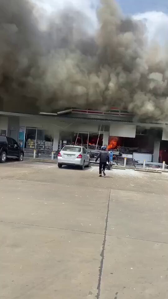 [爆卦]  泰國7-11中火箭彈