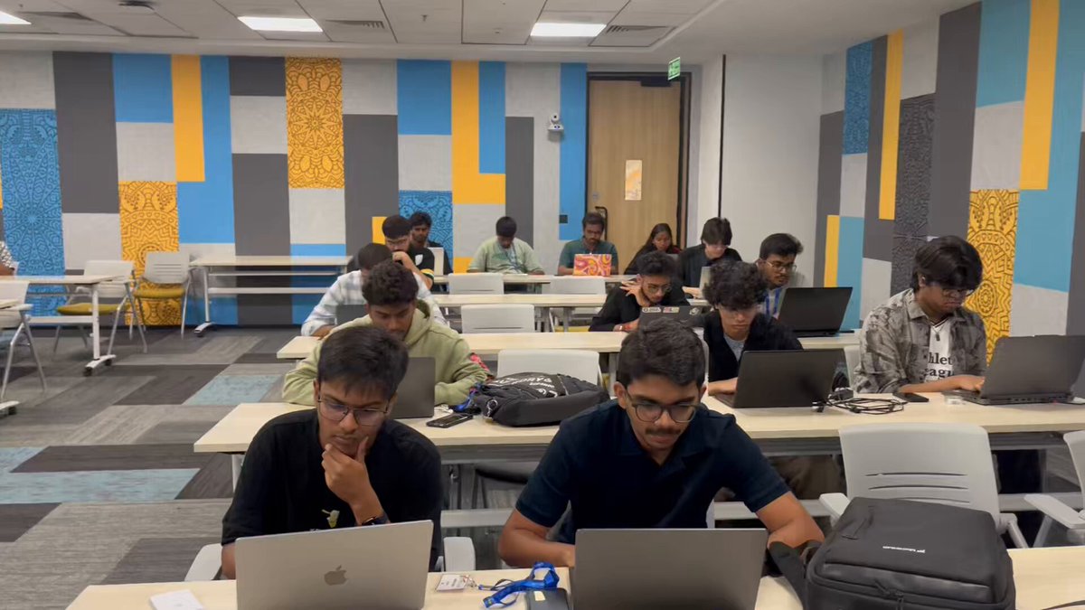Superteam CTFイベントでラップトップに向かう開発者たち
