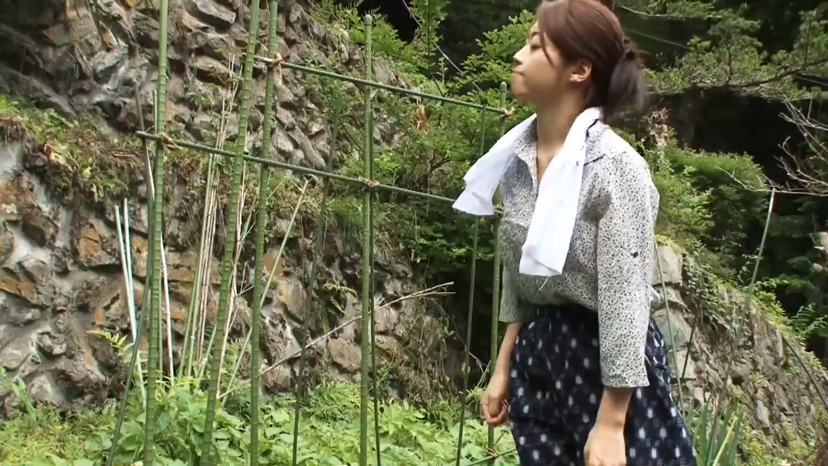 人妻を襲った悲劇。 それは夏の田舎、人里離れた畑で起こった。 人妻の後ろか、ひっそりと近づく男。 手を伸ばせば人妻に届く距離。 そして…。