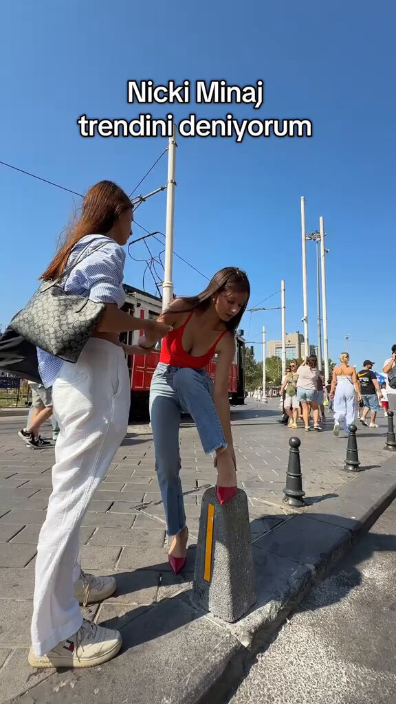 Men telefonimga minaj qilayotgan qizni tasvirga oldim.