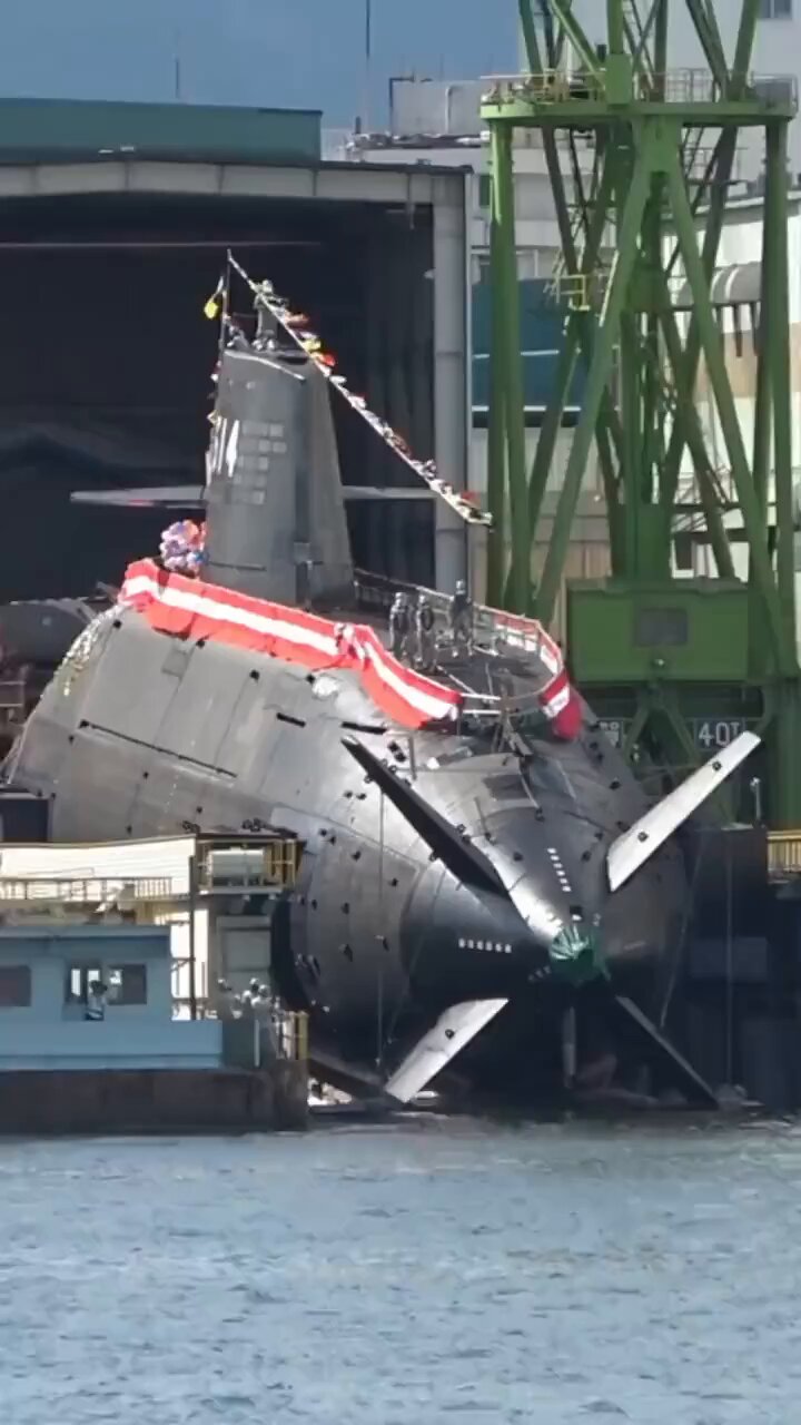 潜水艦わかしお 楯 FSj4bFFVcAAlYQP.jpg