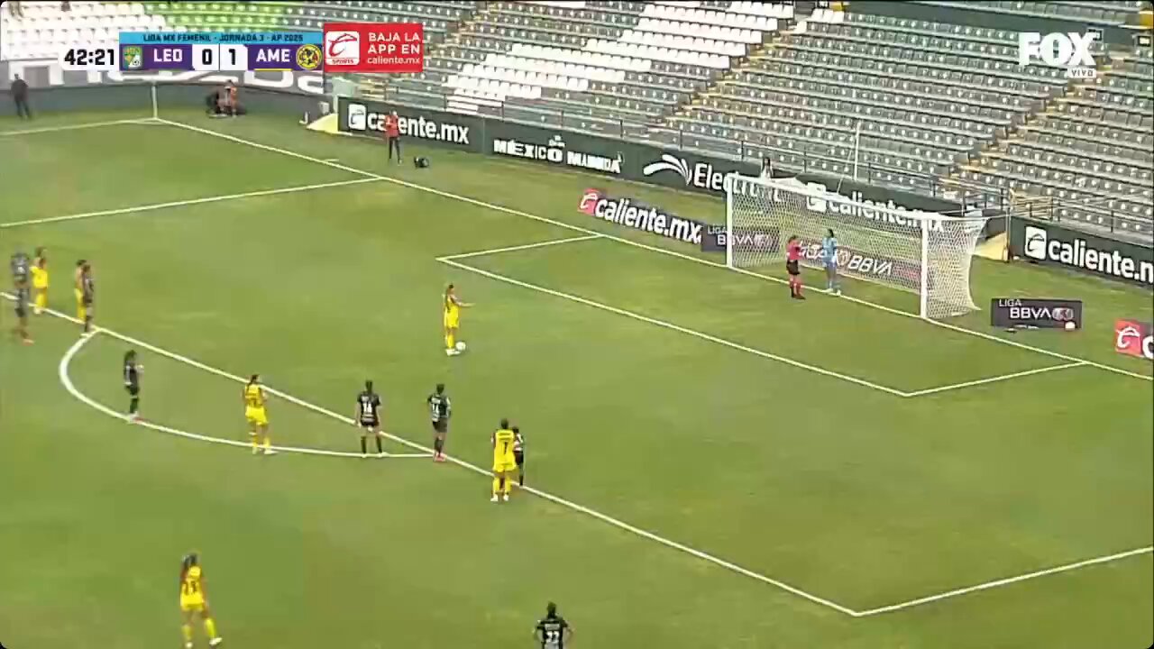 Así cobró la pena máxima Irene Guerrero para doblar el marcador en favor del América...