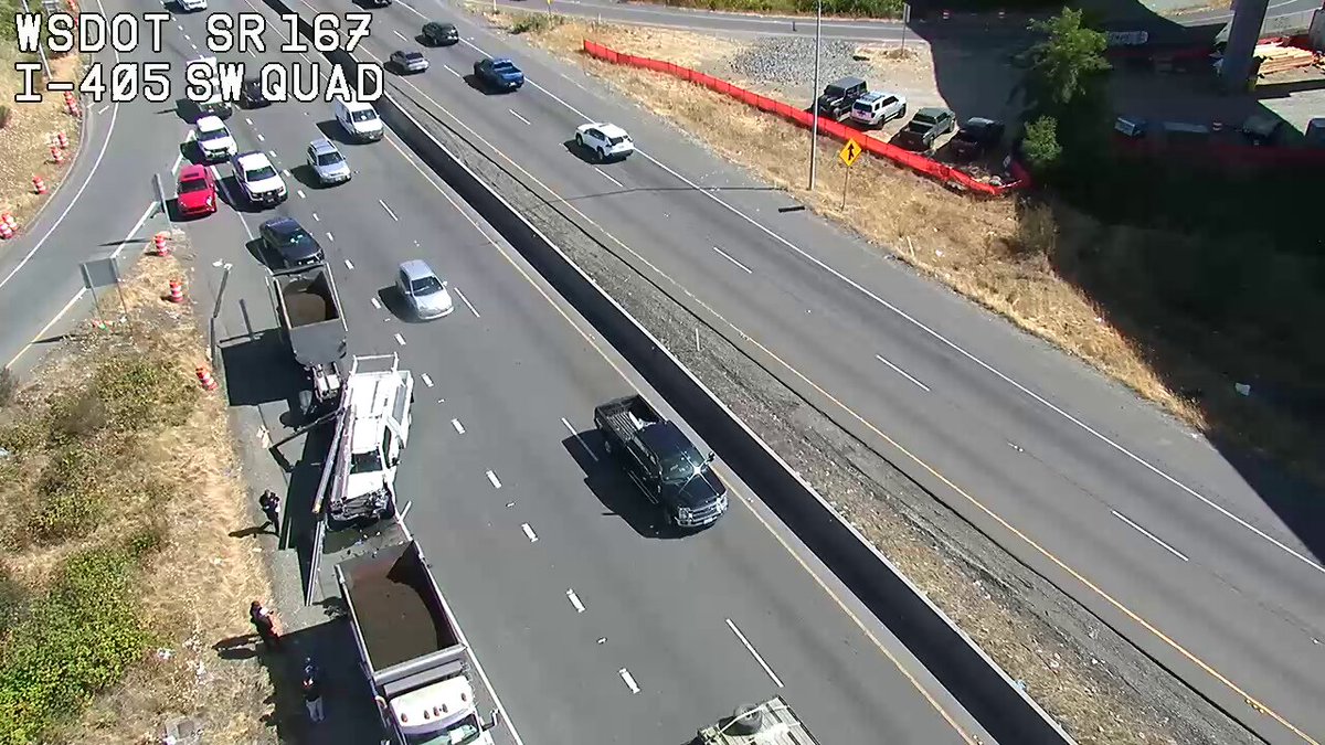 更新：I-405の南行きのSR 167では、この衝突は右車線をブロックしています。
