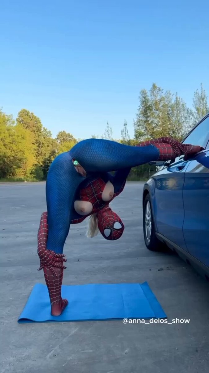 Busty gozallik oyoqlari yoyilgan