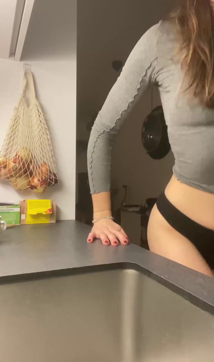 Video oleh @GirlsLovePee