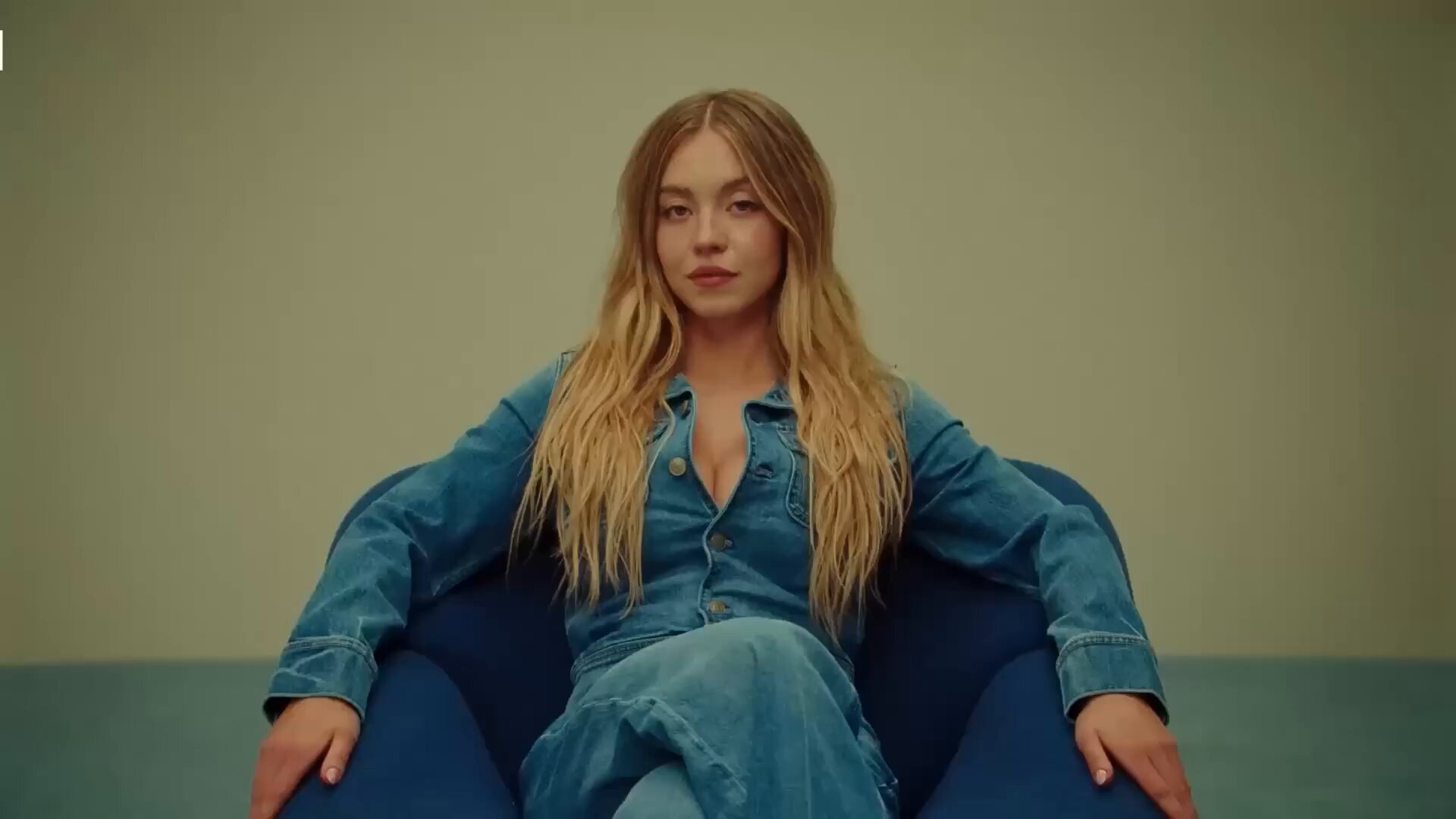 ✨Twiggy McStumpwizzle✨☀️ on X: "🚨 BREAKING: Sydney Sweeney's Great Jeans American Eagle campaign has officially broken the internet and the laws of denim physics! ✨💃🇺🇸🦅👖✨ Sources say her jeans are so great,
