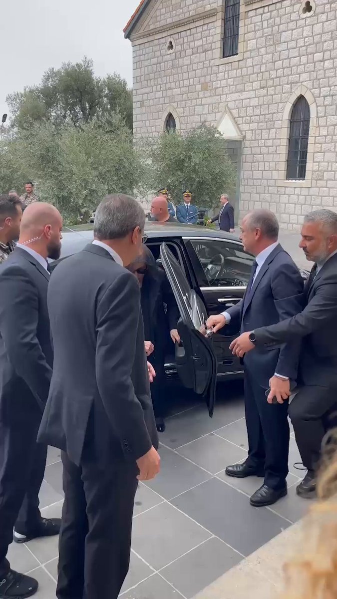 ظهرت السيدة فيروز مجددًا في اليوم الثاني لتقبّل التعازي بوفاة ابنها زياد، وسط حضور عائلي وفني، وصمت يختصر حجم الخسارة 
