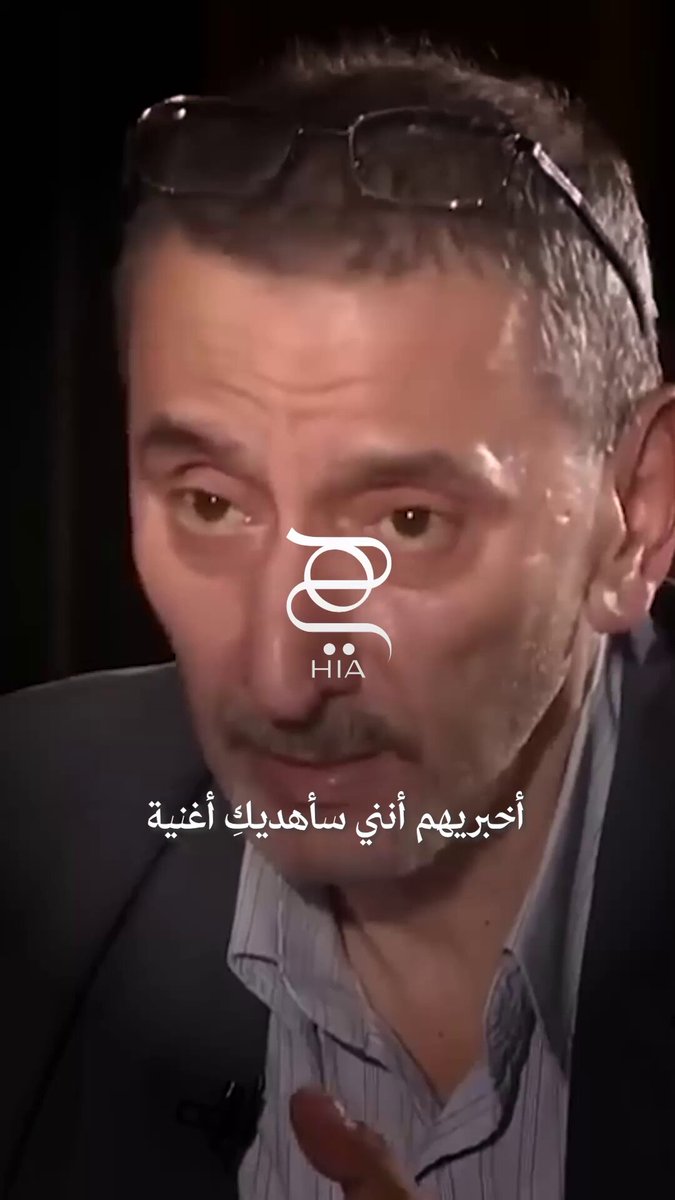 كارمن لبّس، الممثلة اللبنانية التي أحبّها الراحل زياد الرحباني بلا ولا شي ... بصمت، بعمق، وبكلّ ثقة. كانت شريكته في الحبّ والمسرح، وقفت إلى جانبه على الخشبة وفي الحياة، فكتب لها، وارتبط اسميهما بواحدة من أنقى الحكايات الفنيّة. على الرغم من أنّهما انفصلا بعد علاقة حبّ دامت 15 عاماً، لكن بقيت بينهما المودّة والاحترام.. وفي رحيل زياد، ظهرت كارمن لبس في مشهد وداعٍ حزين، تمشي بصمت بين المعزّين، تحمل ثقل الذكرى، وعمق الغياب... كأنّها تودّع الفصل الأخير من قصّة لا تُنسى. 