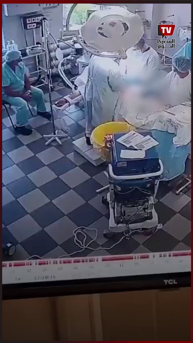 فريق طبي يستمر في إجراء جراحة لمريض أثناء وقوع زلزال شبه جزيرة كامتشاتكا بروسيا 