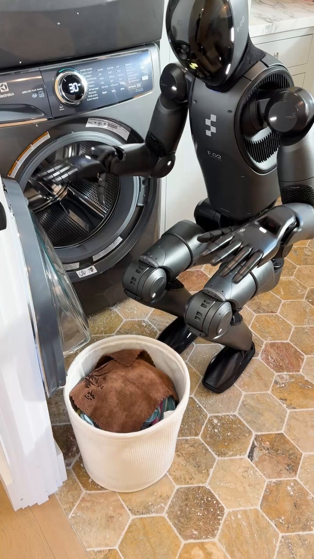 先見力の研究 金属積層造形後のワークをロボットが運んで計測、芝浦機械が