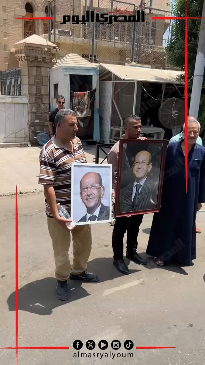 صانع البهجة.. أحد محبي لطفي لبيب يرفع صورته حزنًا على فراقه أثناء تش.ييع جثم.انه من كنسية مارمرقس. تصوير: أسامة علي 