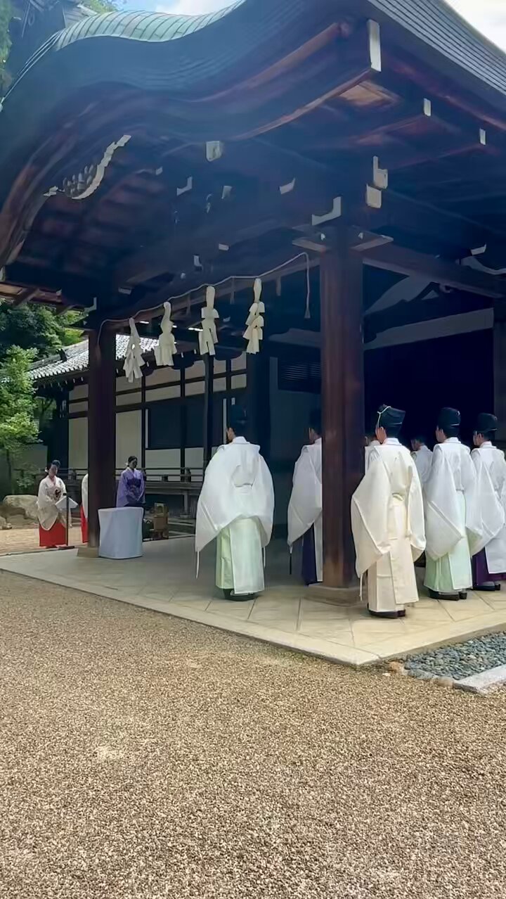 春日大社　親忠　作 春日大社 - 【神楽始式】 白い輪がついた榊を手にした一臈の御巫