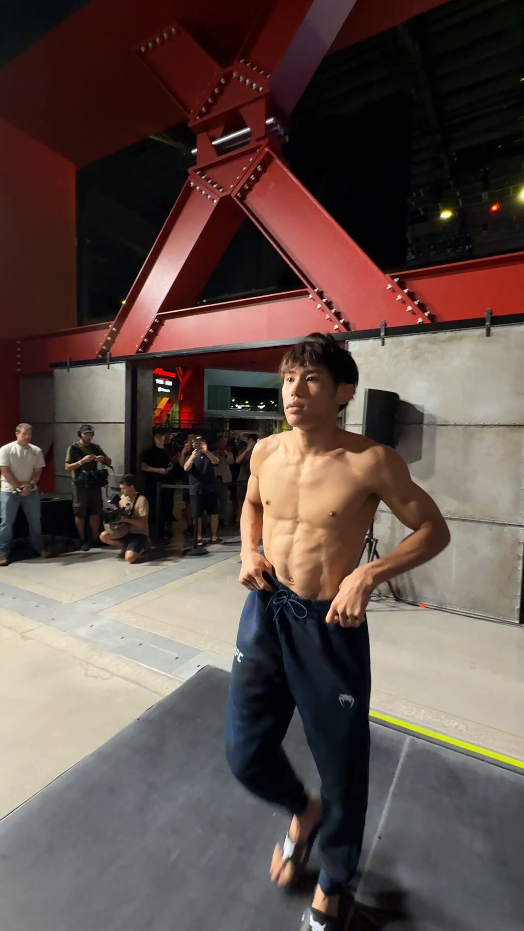 UFC オクタゴンキャンパス 格闘技 強烈な右の一撃でダウンを奪い、キャリア最大級の勝利を挙げた