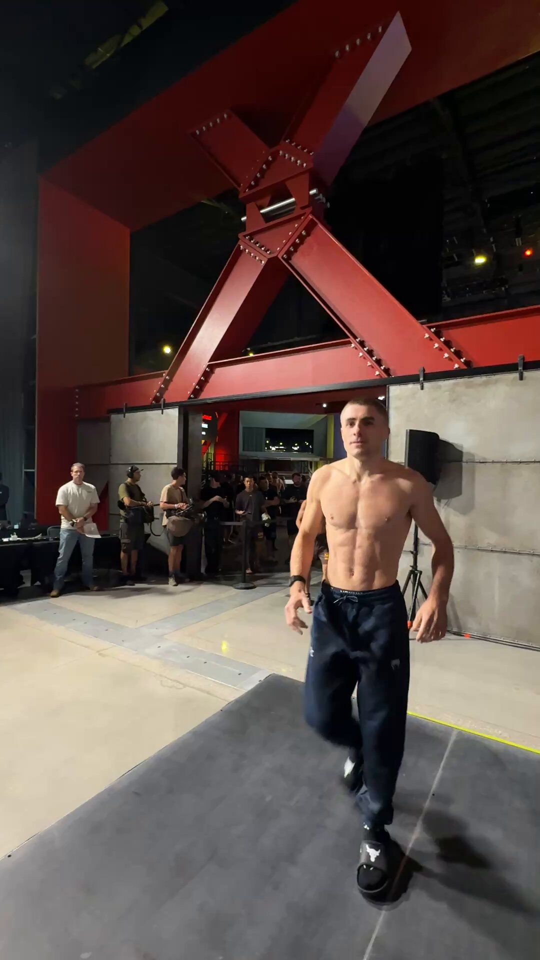UFC オクタゴンキャンパス 格闘技 強烈な右の一撃でダウンを奪い、キャリア最大級の勝利を挙げた