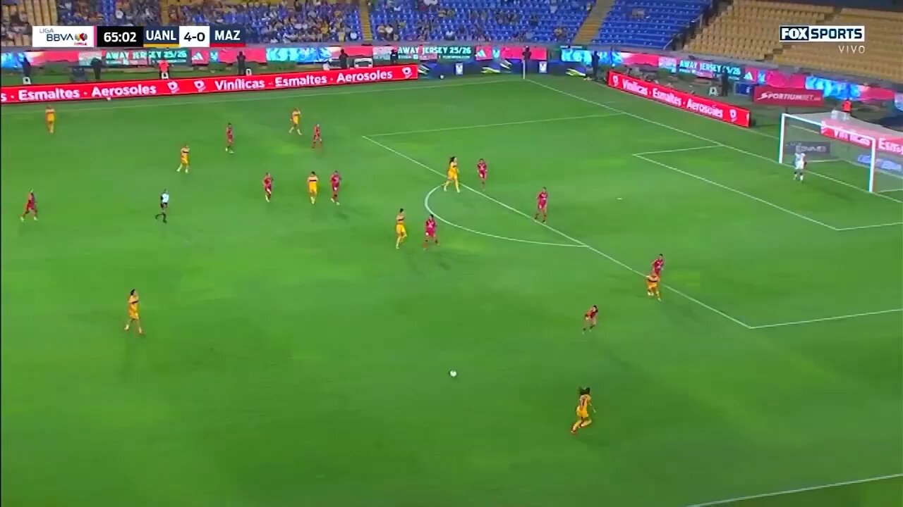 Así la peleo la "Bombi" para conseguir su 2do tanto del torneo...