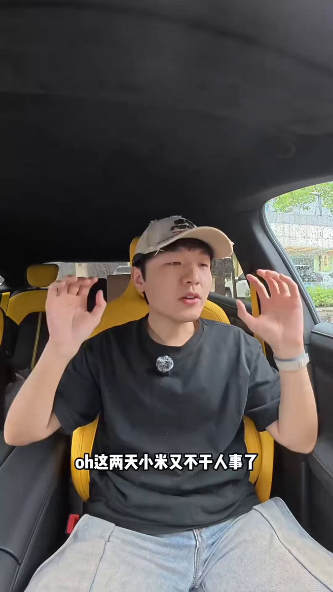 堂山天草 在 镜头 前 进行 着 大胆 的 表演 身体 扭动 表情 享受 而 迷恋