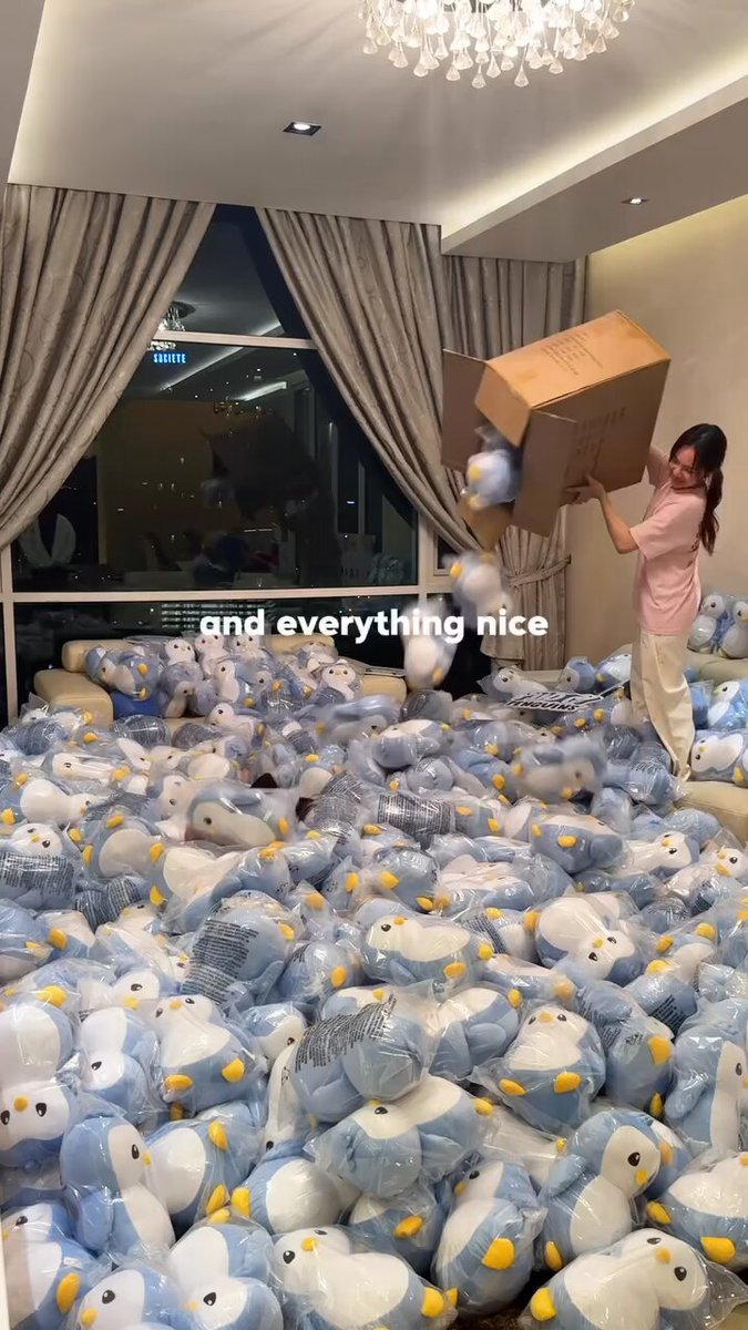 满屋胖胖企鹅毛绒玩具