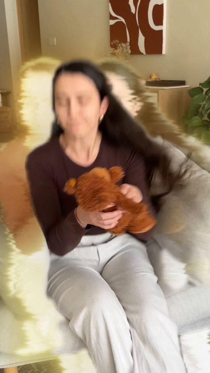 소파에 앉아 곰인형을 들고 있는 사람, 흐릿한 효과