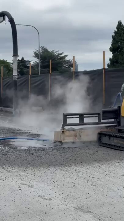 ブルーエンジェルスは急上昇し、水力発電がroりましたが、私たちのRevive