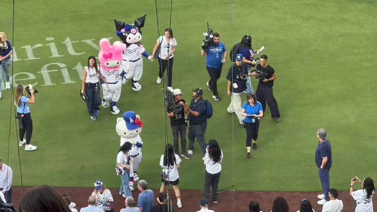 ドジャース・スタジアムにてハローキティのプロモーション。 バッグと