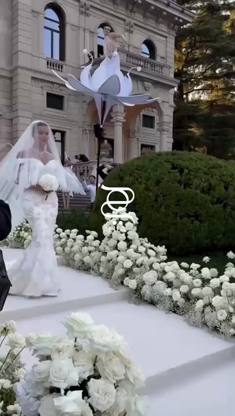 زفاف على الطريقة الإيطالية الفاخرة. الصور الأولى من حفل زفاف يومي بفستان من توقيع دولتشي آند غابانا يتميز بتصميم أنثوي جذاب مع أكتاف منسدلة من الدانتيل وقصة الحورية، وطرحة طويلة لتتألق بأناقة دراماتيكية على ضفاف بحيرة كومو بحضور العديد من المشاهير 