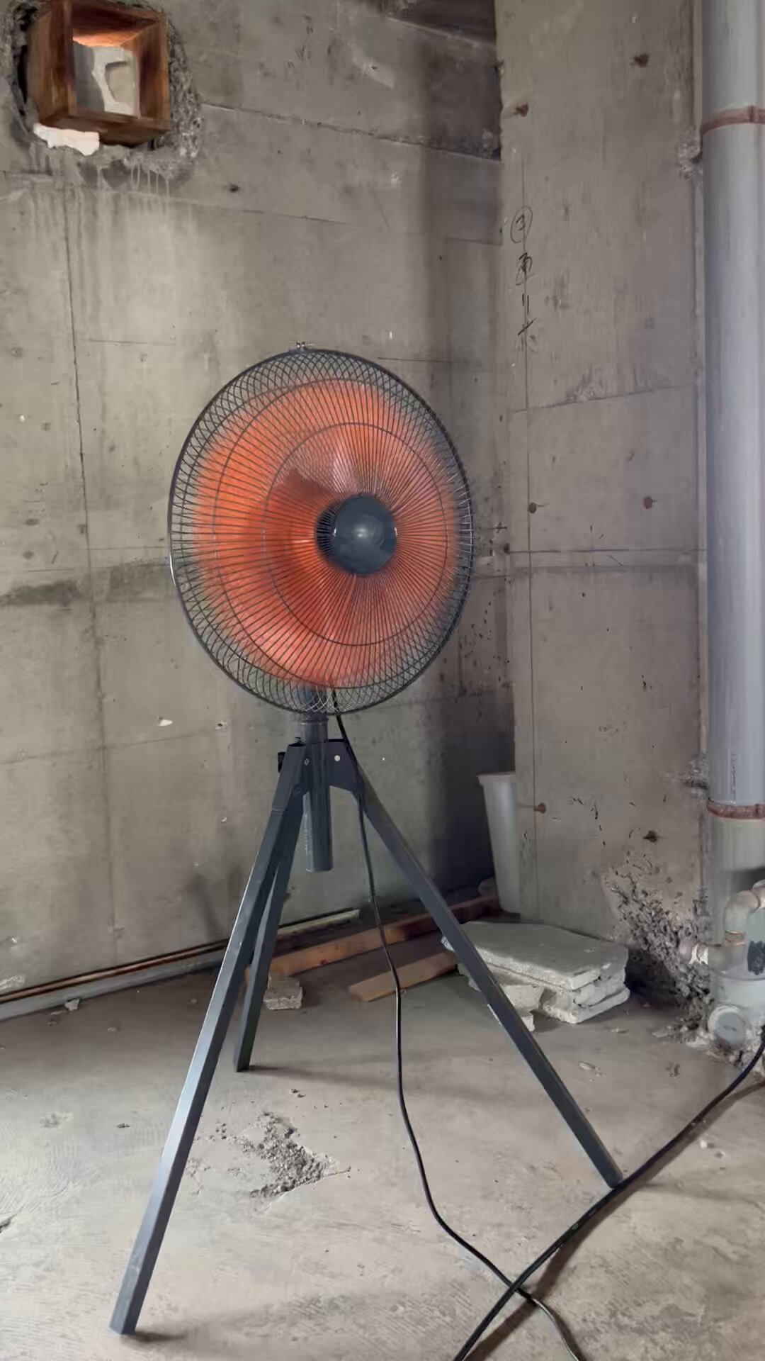 新宿一蘭の待ってるところにある扇風機 LEDライトの中心に扇風機が付いたシーリングファンライトを買っ