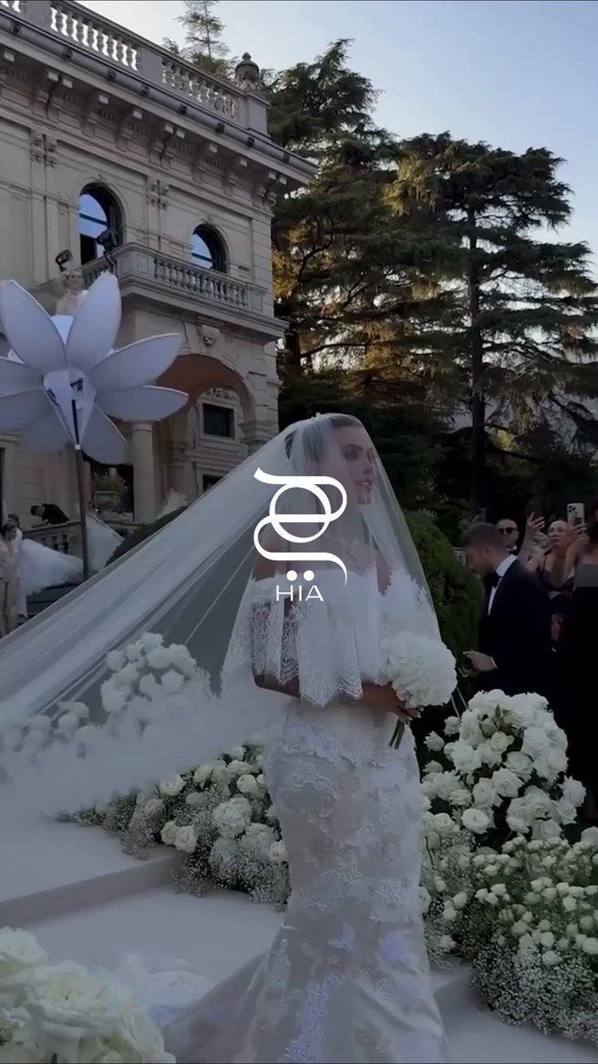 خطفت العروس يومي الأنظار بإطلالات ساحرة في حفل زفافها؛ إذ اختارت لإطلالتها الأولى فستاناً من توقيع دار الأزياء العالمية دولتشي آند غابانا، بينما تألقت في الإطلالة الثانية بتصميم أنيق من المصمم اللبناني #نيكولا_جبران 