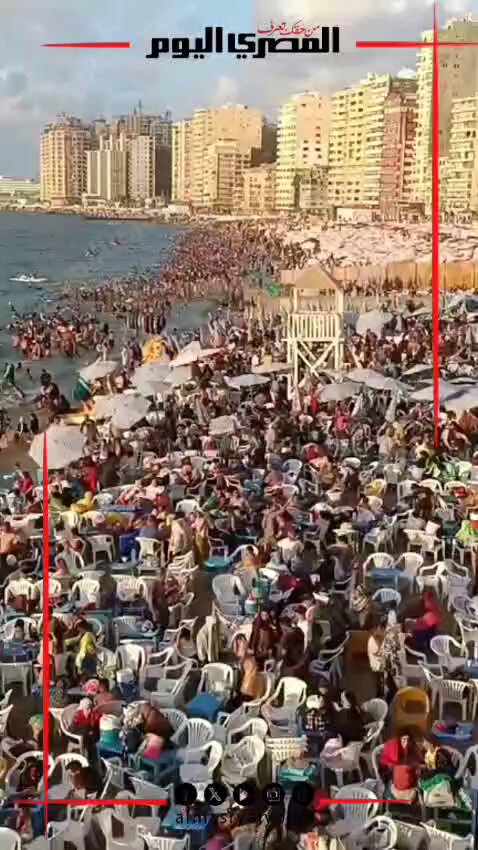 مفيش مكان لقدم.. زحام شديد على شواطئ الإسكندرية هربا من حرارة الطقس. تصوير: محمود طه 