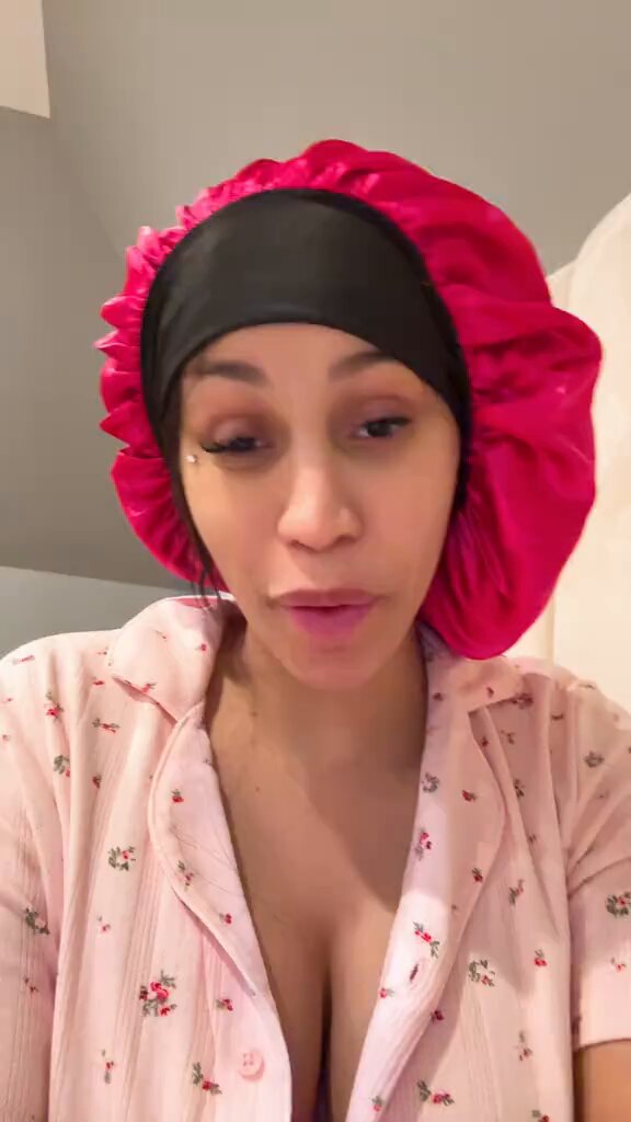 CelebRapInsider on X: "cardi b responds to backlash over 3xl shirt jokes  with fans: “people joke about my bbl all the time, it's not that serious”  😤🗣️ https://t.co/nHlbNn57lO" / X