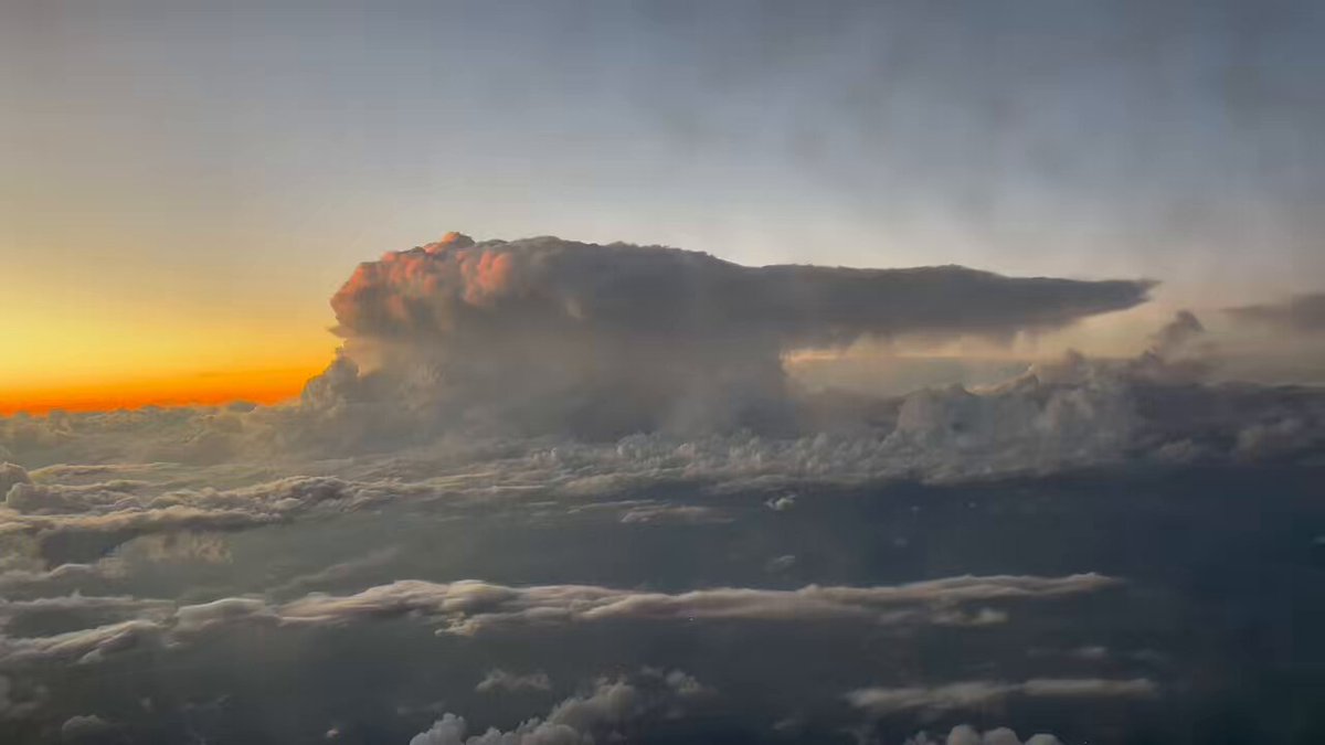 十字架の雲 基督的十字架在黃色的天空上十字架在巨大的雲上陽光升起在史詩般