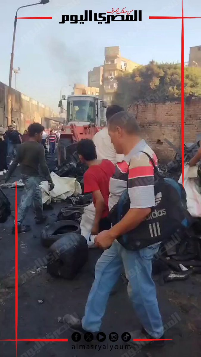 البضاعة اتحولت لرماد.. آثار الحريق الذي التهم باكيات الباعة بجوار سور محطة مترو شبرا الخيمة. تصوير عبد الحكم الجندي 