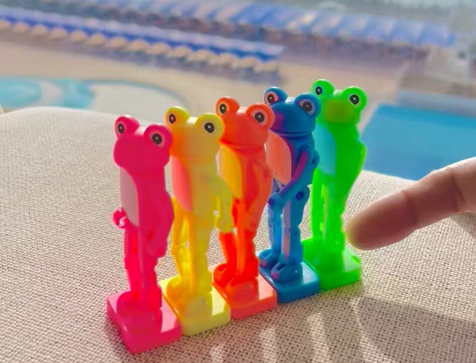 膝カックンするおもちゃ カプセル事業