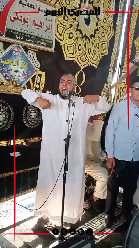 سيدة أرسلت له رسالة «كلمني شكراً».. فاستجاب وبنى لها منزلاً على نفقته الخاصة.. مواطن يروي موقفًا إنسانيًا للدكتور علي المصيلحي في عزائه بالشرقية. تصوير: وليد صالح 
