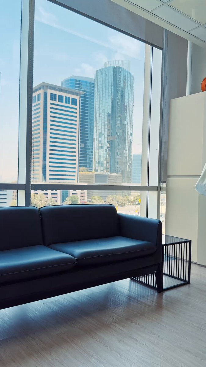 ندخل في حلقة هذا الأسبوع من سلسلة POV Hia. إلى عالم دار لاكتشاف الصندال المزين بالشراشيب والمفعم بالألوان.. شراشيب تتحرك كأنها ترقص مع كل خطوة، وكعب مختلف على شكل كرة مبتكرة، مصمّم من الجلد الأسود الفاخر. كلمة واحدة تصف هذا الصندال: Fun.. يمكن تنسيقه بسهولة مع سروال قصير، تنورة أو فستان، وسيكون بالتأكيد قطعة statement في إطلالاتك.. كيف تفضّلين تنسيقه؟. Ferragamo 
