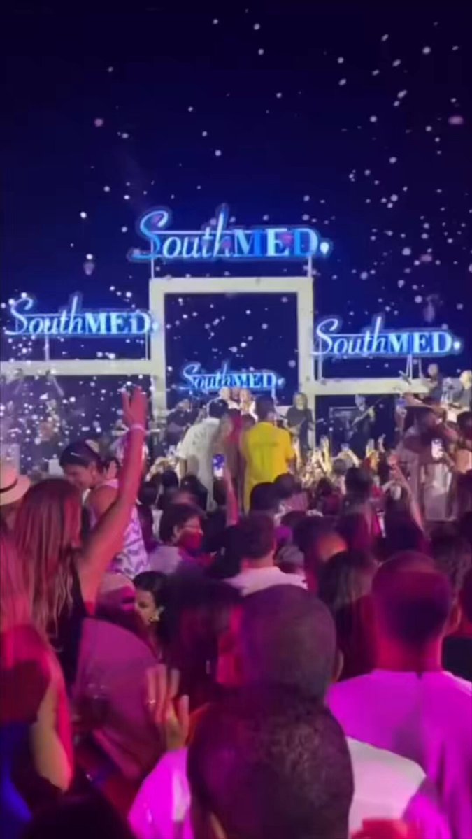 أحمد حلمي وعمرو يوسف يفاجئان عمرو دياب أثناء غنائه على المسرح 