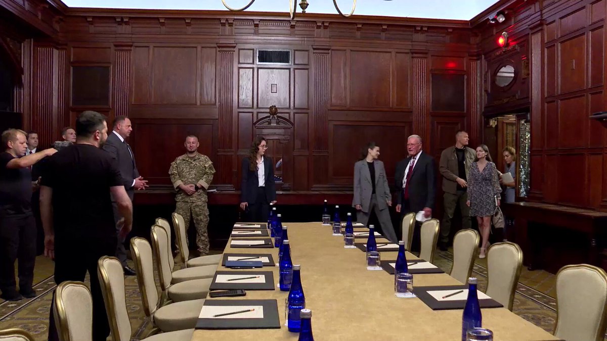 The guy shows up wearing a T shirt? https://t.co/0aB63HaFxD