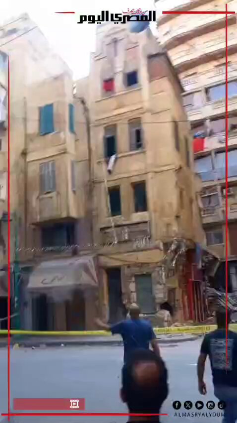 صادر له قرار هدم.. لحظة انهيار عقار قديم بالإسكندرية 