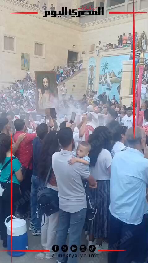 بالزغاريد والفرحة.. انطلاق «الدورة» بمشاركة آلاف الزوار في دير درنكة باحتفالات صيام العذراء بأسيوط. تصوير _مدحت عرابي 
