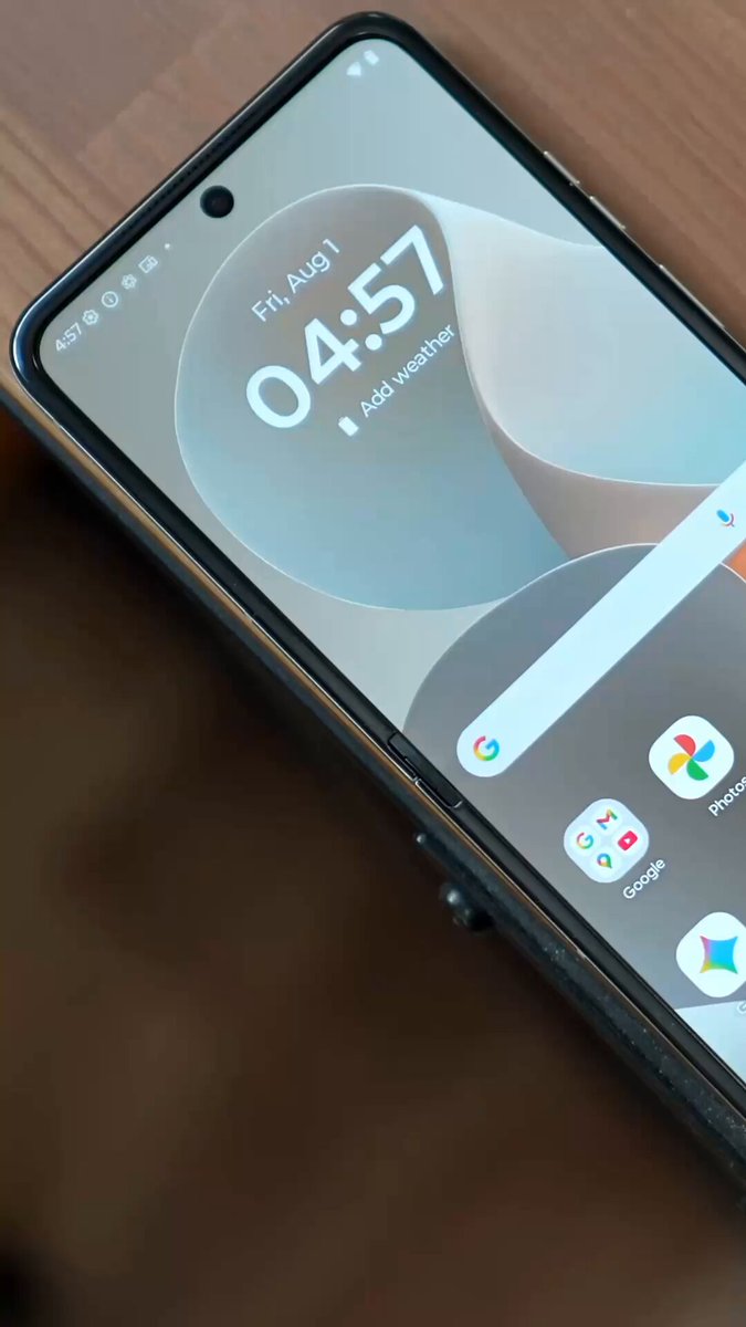 أرخص جوال قابل للطي بالسوق! Motorola Razr 60. الوصف: تخيل جوال قابل للطي وبسعر 2499 ريال! جربنا Motorola Razr 60 اللي يجي بأكبر شاشة خارجية بفئته مع مفصل التيتانيوم، مميزات Moto AI، وأداء ممتاز حتى مع الألعاب. السؤال: هل يستاهل تترك الجوال التقليدي عشانه؟ جوالات تقنية موتورولا motorola 