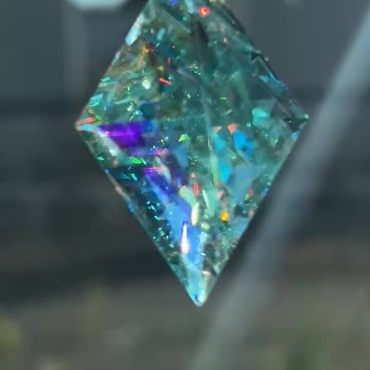 ムーンボウ(ひし形)モナジー工房/ガラスペンダント/アクセサリー モナジー工房 ｢虹の結晶｣積層ガラス研磨アクセサリー専門制作 on
