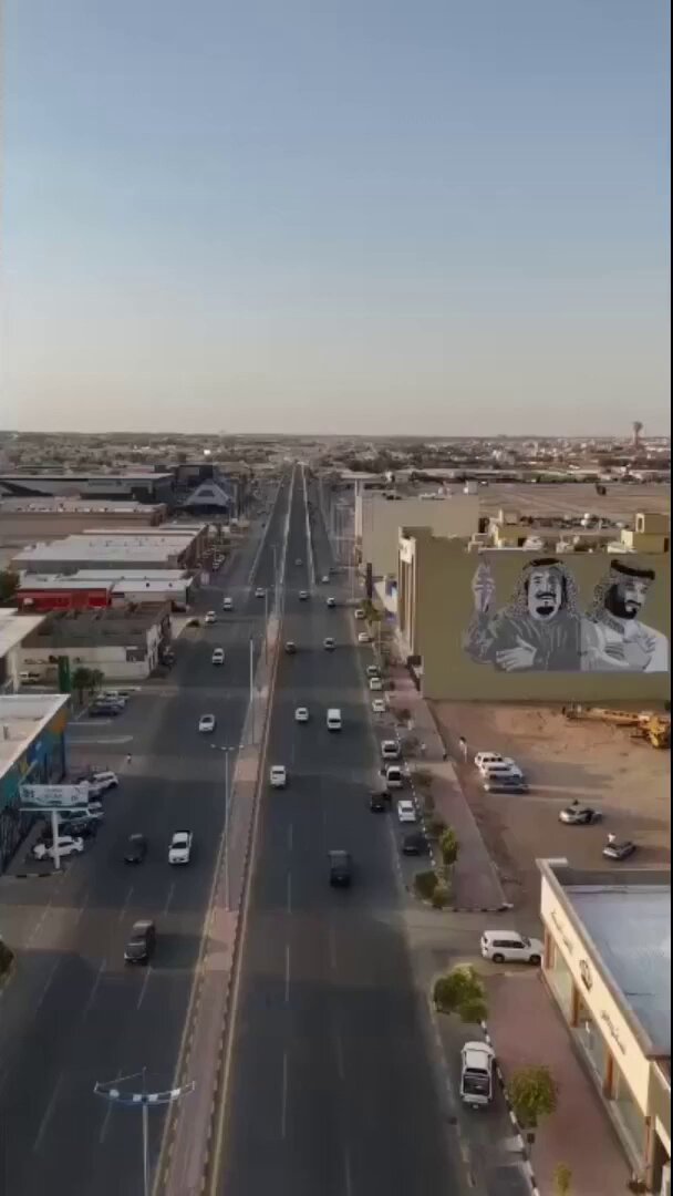 استغرق تنفيذها 8 أيام ... رسم صورة الملك سلمان و ولي العهد على أكبر جدارية في سكاكا بمنطقة الجوف شمال السعودية. عبر 