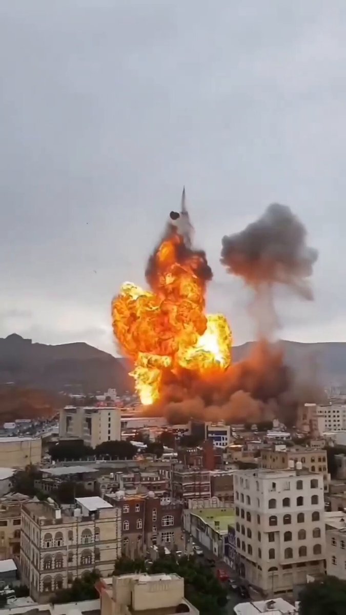 فيديو | قصف إسرائيلي يستهدف مخازن الغاز، ومحطة كهرباء حزيز، وموقعاً عسكرياً محاذياً للقصر الرئاسي في صنعاء، والحوثي يقر بمقتل شخصين وإصابة 35 آخرين 