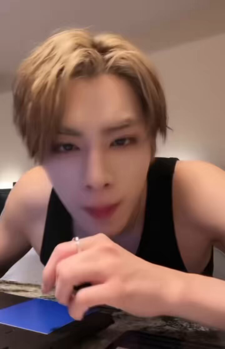 すず　1207　♡ どーも。にょき。