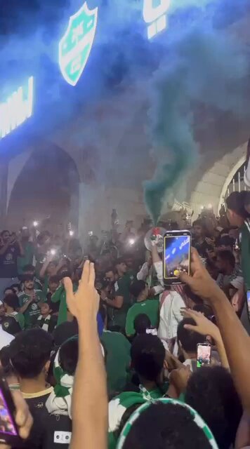 احتفالات جنونية من جماهير الأهلي أمام مقر النادي بلقب #السوبر_السعودي 